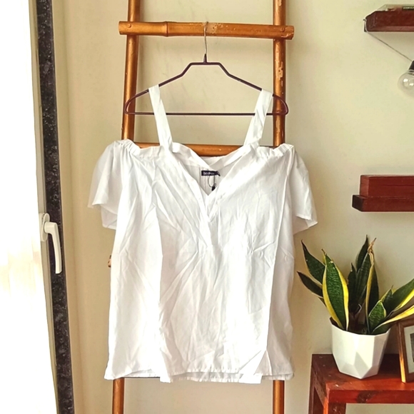 Boohoo Tops - ✨FREE WITH PURCHASE✨ Off Shoulder White Top